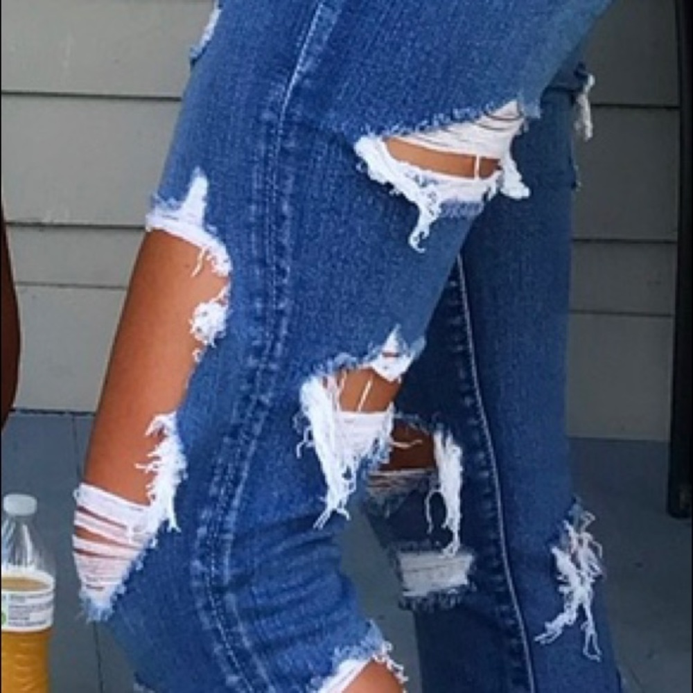 American Eagle skinny jeans w holes front and back